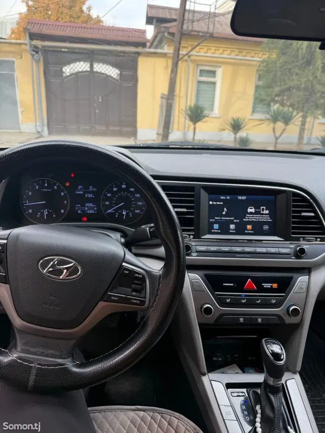 Hyundai Elantra 2017 · 2.0 AT