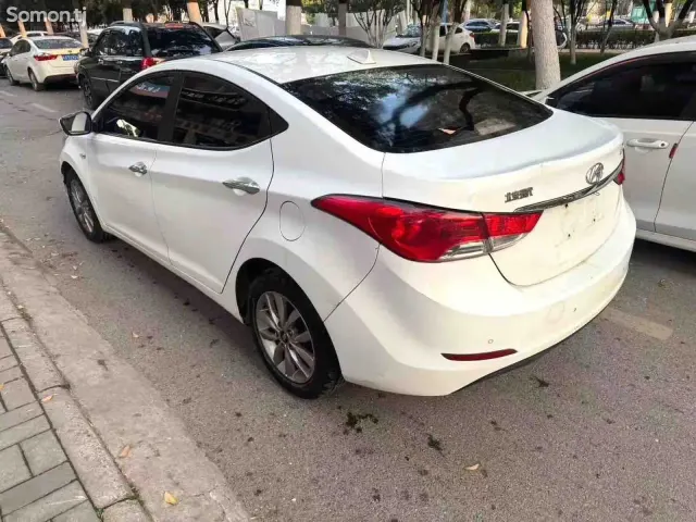 Hyundai Elantra 2015 · 1.6 AT