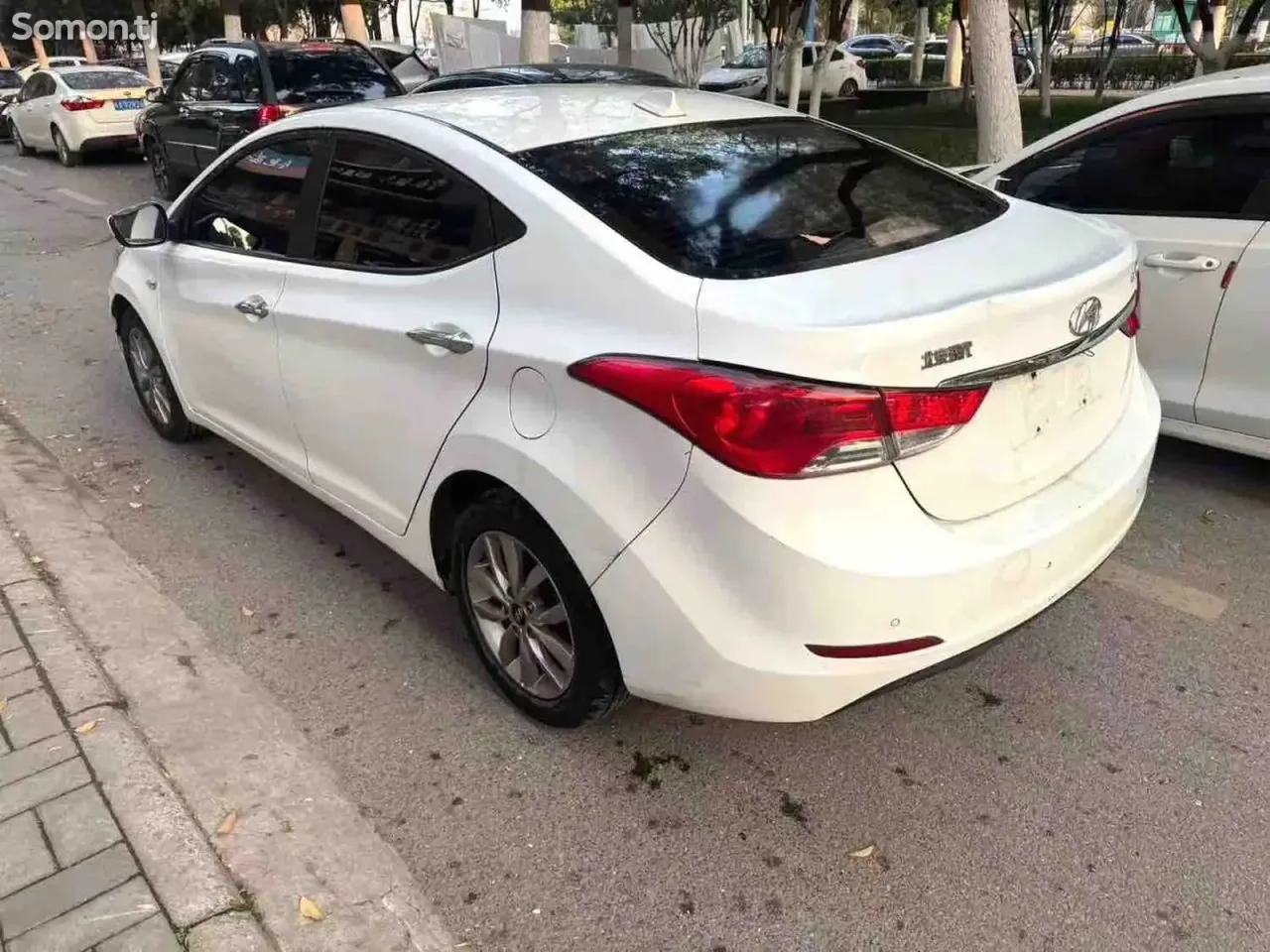 Hyundai Elantra 2015 · 1.6 AT