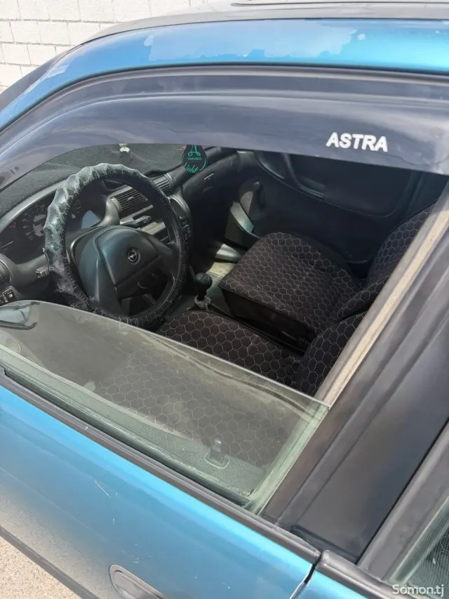 Opel Astra F 1993 · 1.6 MT