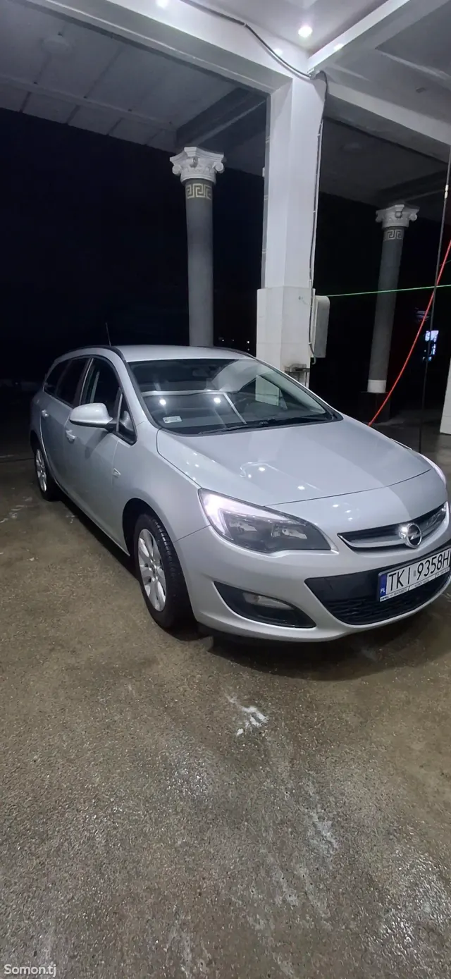Opel Astra J 2015 · 1.4 MT