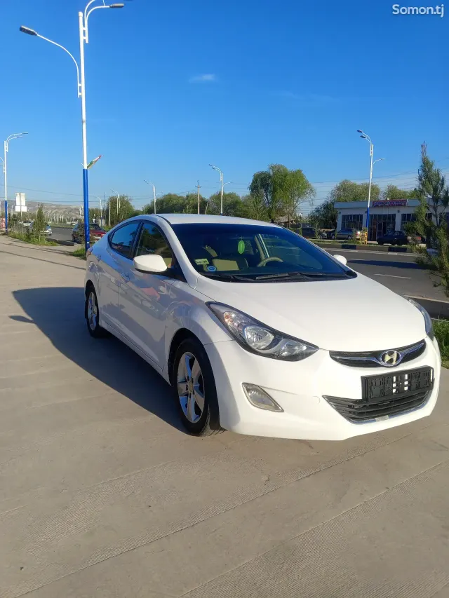Hyundai Elantra 2013 · 1.6 AT