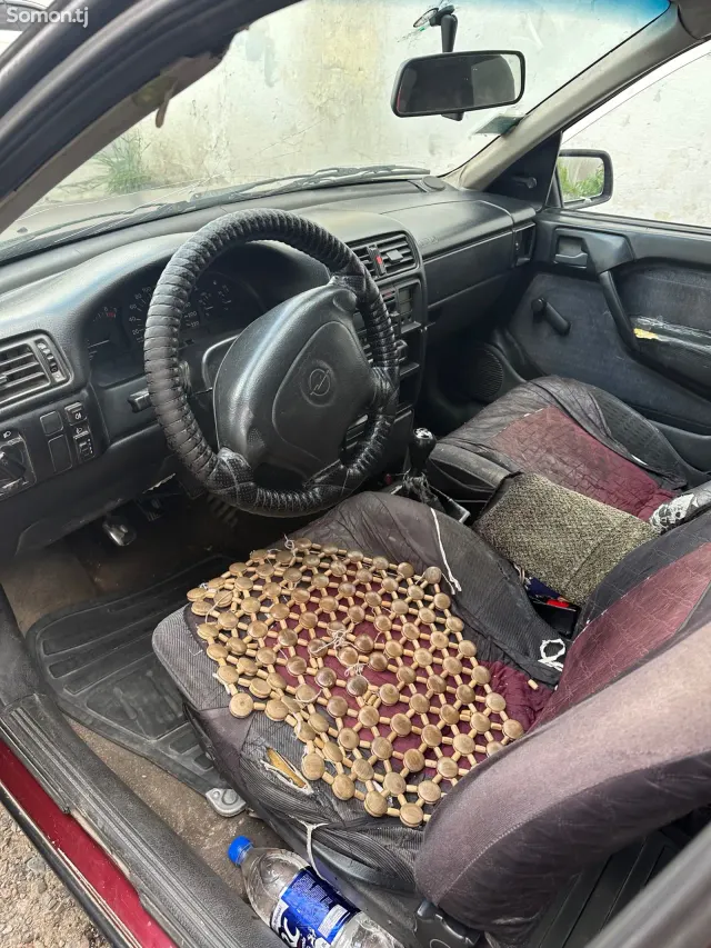 Opel Vectra A 1995 · 1.6 MT