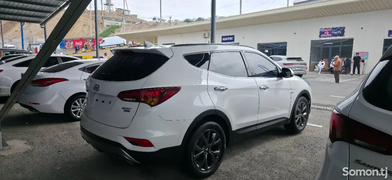 Hyundai Santa Fe 2016 · AT