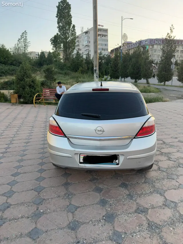 Opel Astra H 2005 · 1.6 MT