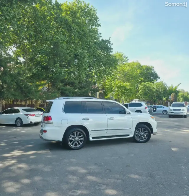 Lexus LX series 2013 · 5.7 AT