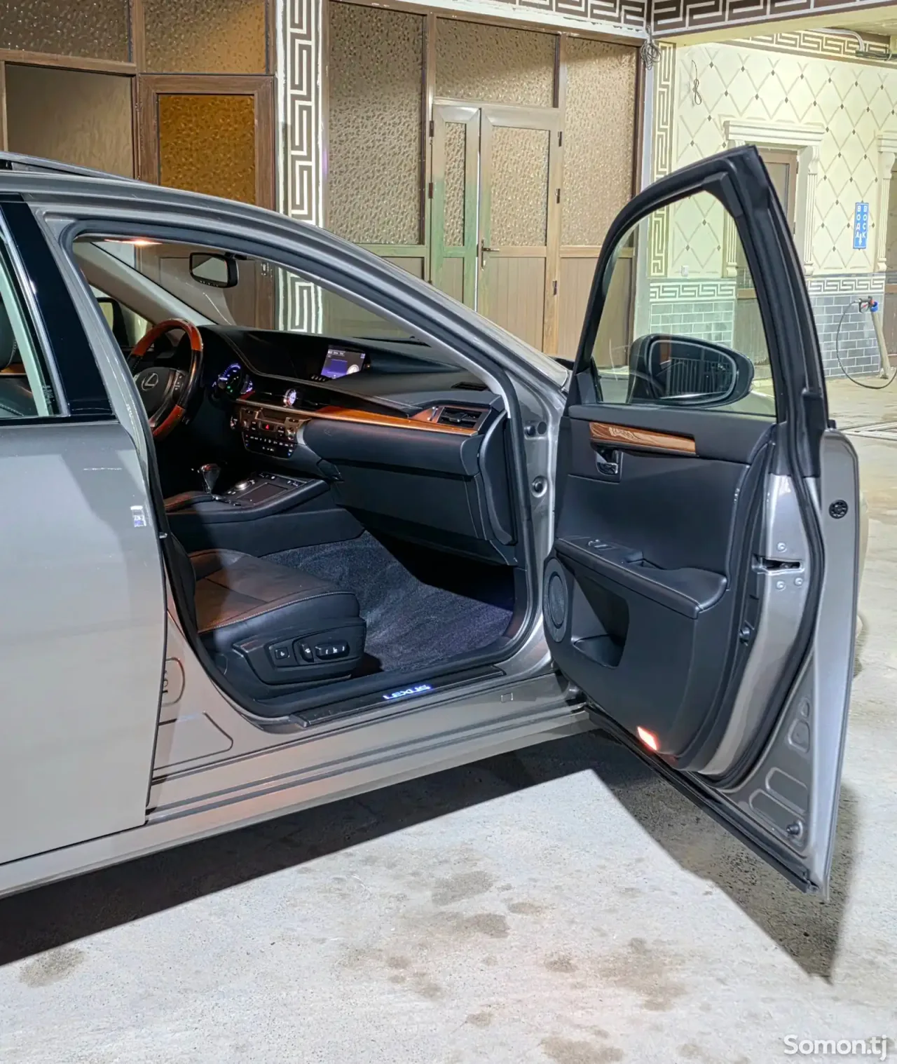 Lexus ES series 2015 · 2.5 AT