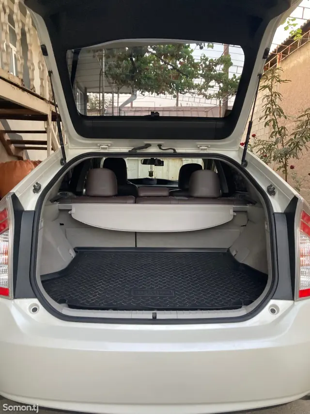 Toyota Prius 2015 · 1.8 AT