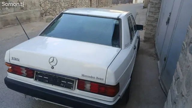 Mercedes-Benz W201 1991 · 2.0 MT