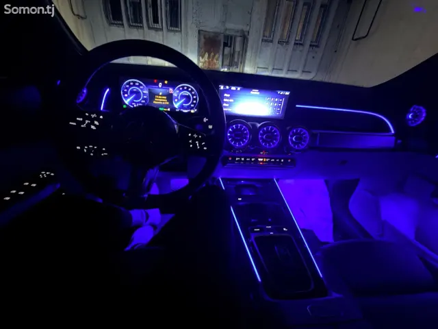 Mercedes-Benz EQB 2025 · AT