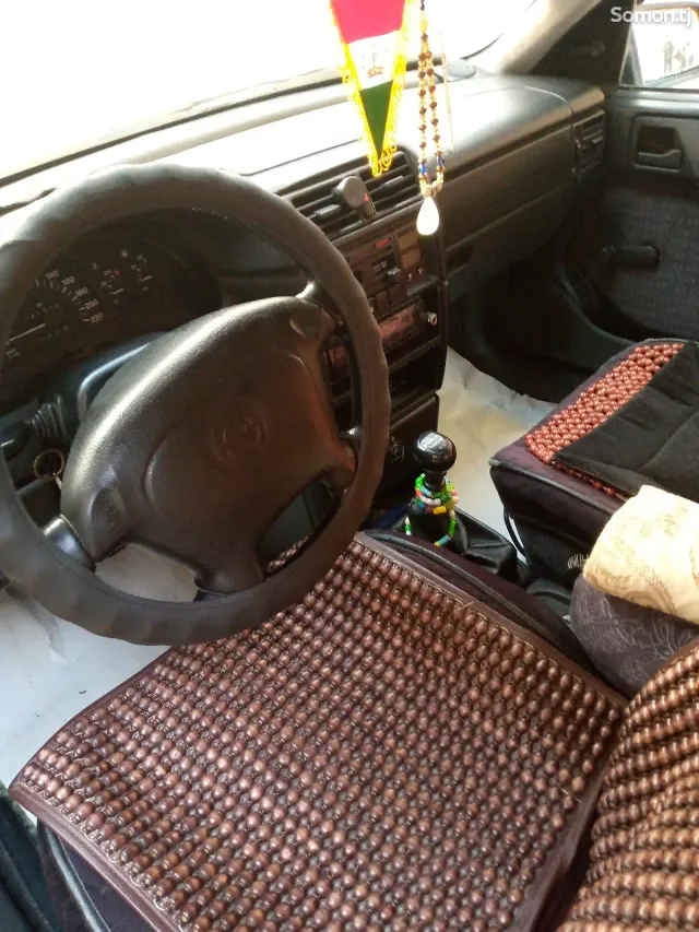 Opel Vectra A 1995 · 1.6 MT