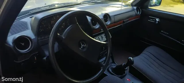 Mercedes-Benz C class 1985 · 3.0 MT