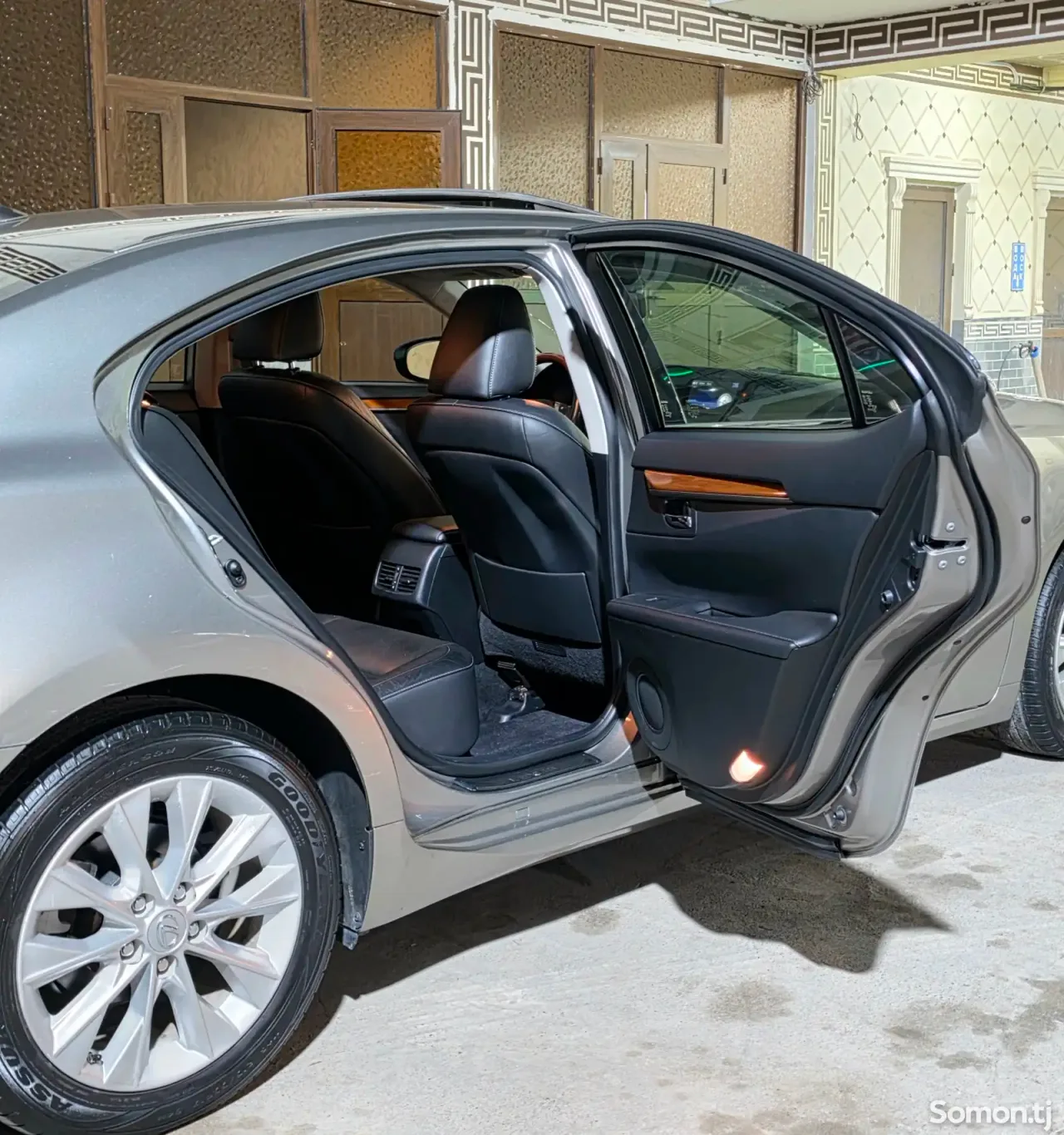 Lexus ES series 2015 · 2.5 AT