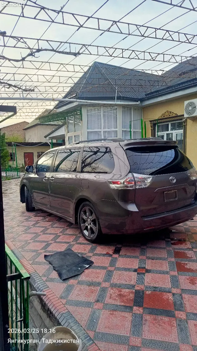 Toyota Sienna 2015 · 3.5 AT