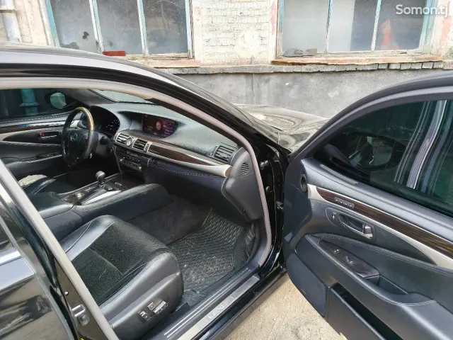 Lexus LS series 2013 · 4.6 AT