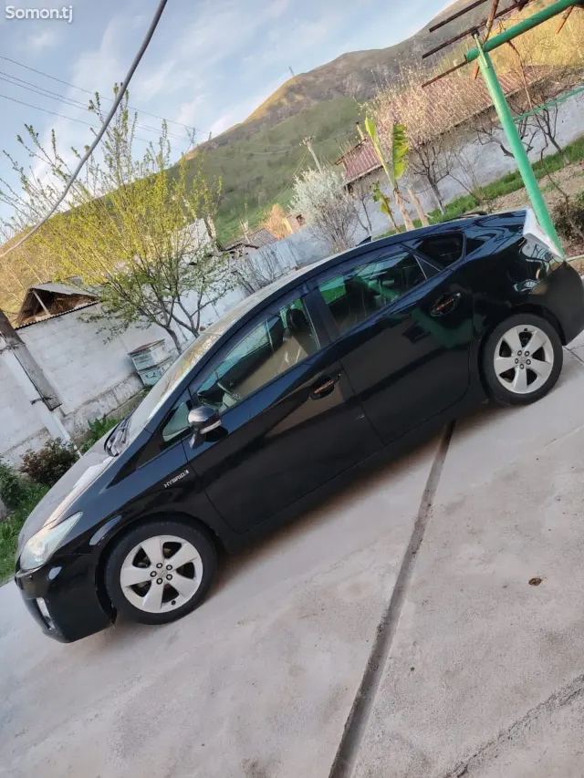 Toyota Prius 2011 · 1.6 AT