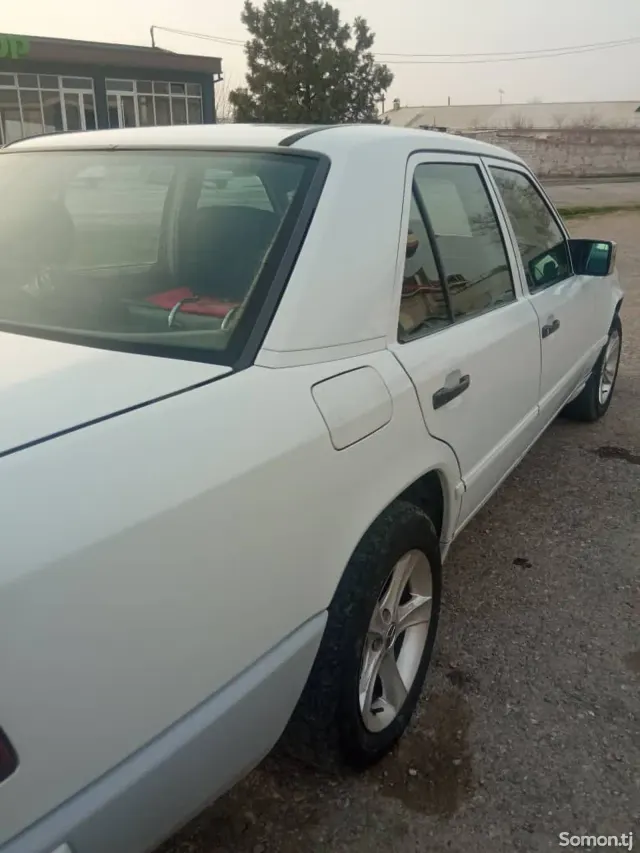 Mercedes-Benz W124 1988 · 2.0 MT