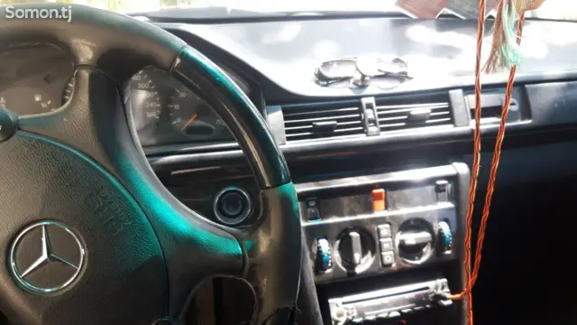 Mercedes-Benz W124 1994 · 3.2 AT