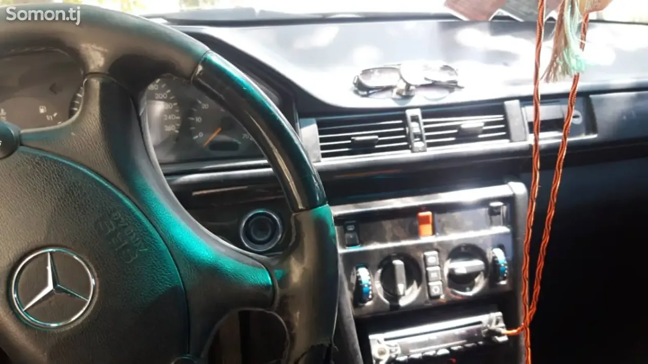 Mercedes-Benz W124 1994 · 3.2 AT