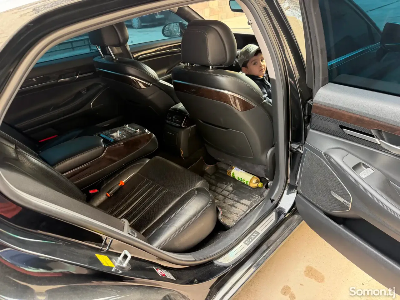 Hyundai Genesis 2016 · 3.8 AT
