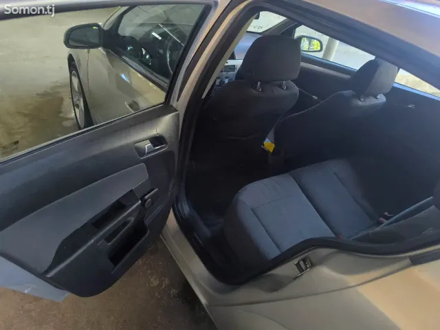 Opel Astra H 2006 · 1.8 AT