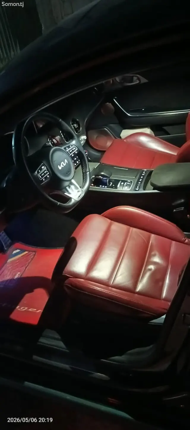 Kia Stinger 2018 · 3.3 AT