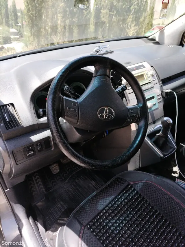 Toyota Corolla Verso 2005 · 1.8 MT