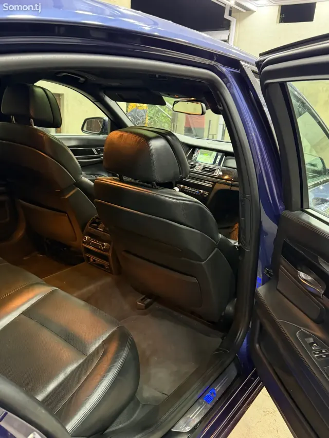 BMW 7 series 2012 · 4.4 AT