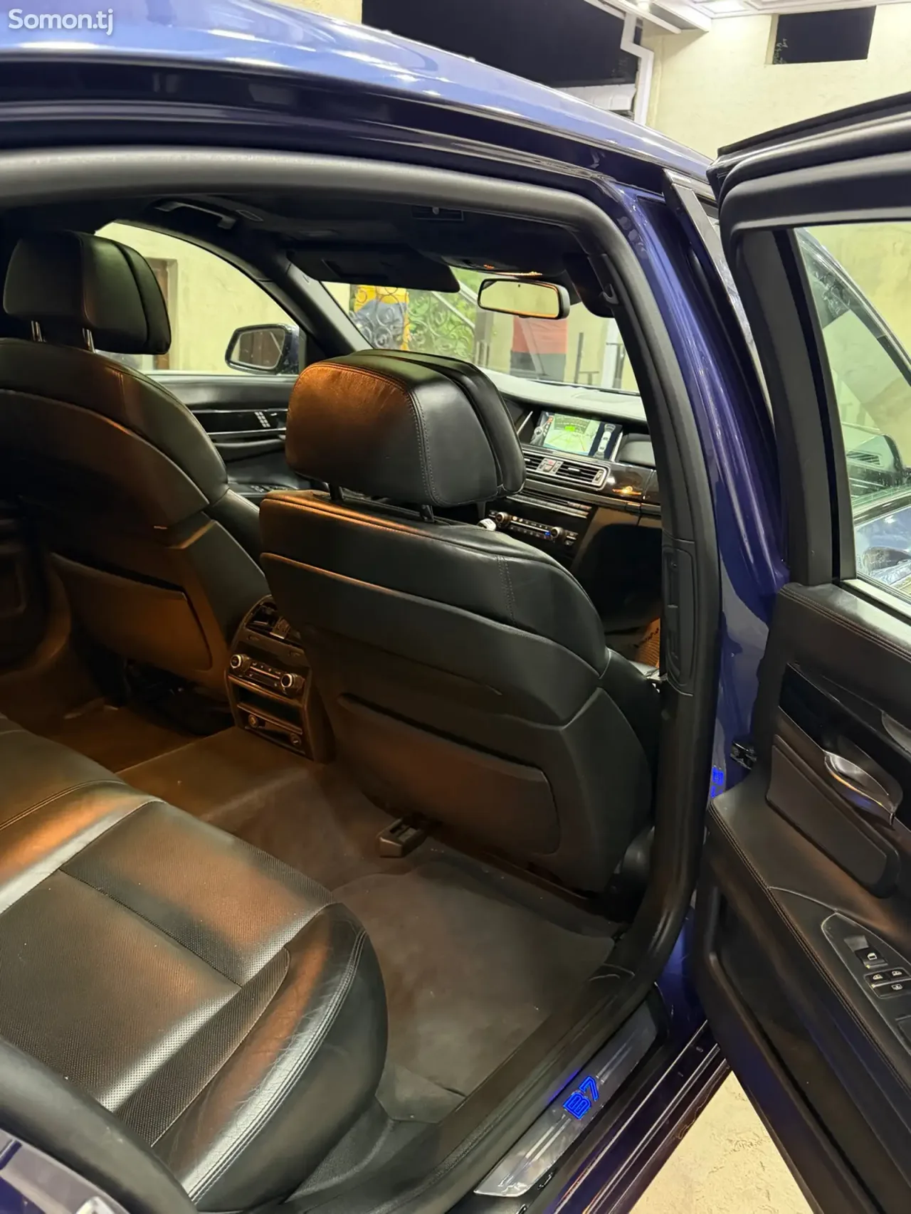 BMW 7 series 2012 · 4.4 AT