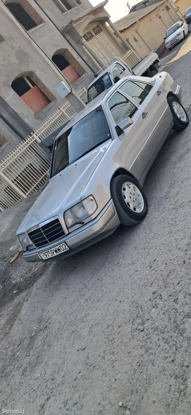 Mercedes-Benz W124 1993 · 2.5 MT