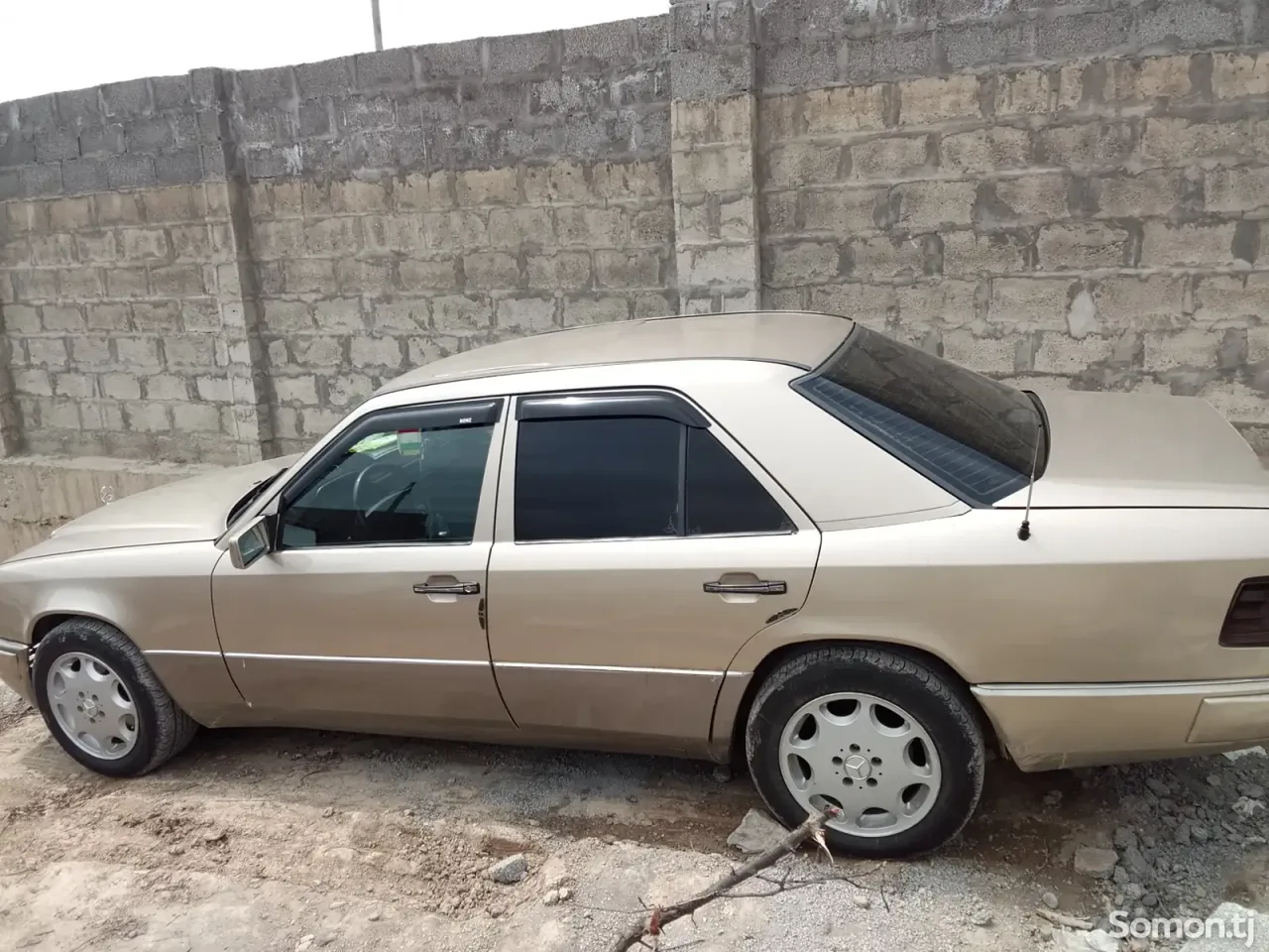 Mercedes-Benz W124 1989 · 2.0 MT