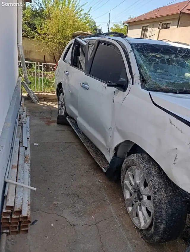 Toyota Sequoia 2013 · 5.7 AT
