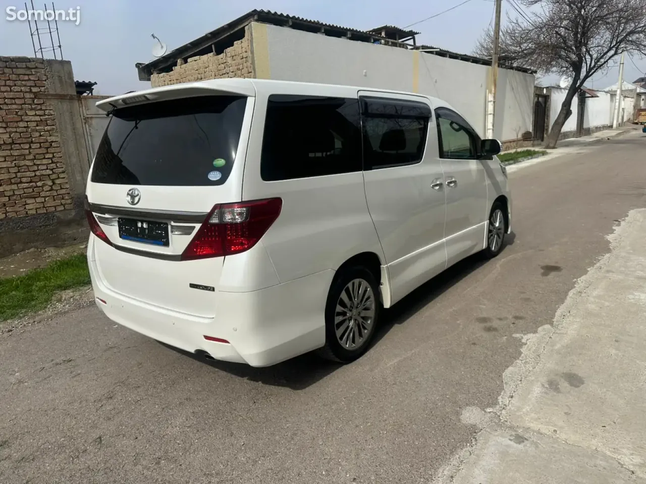Toyota Alphard 2014 · 2.4 CVT