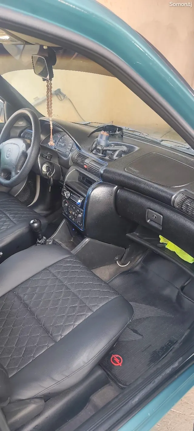 Opel Astra F 1996 · 1.6 MT