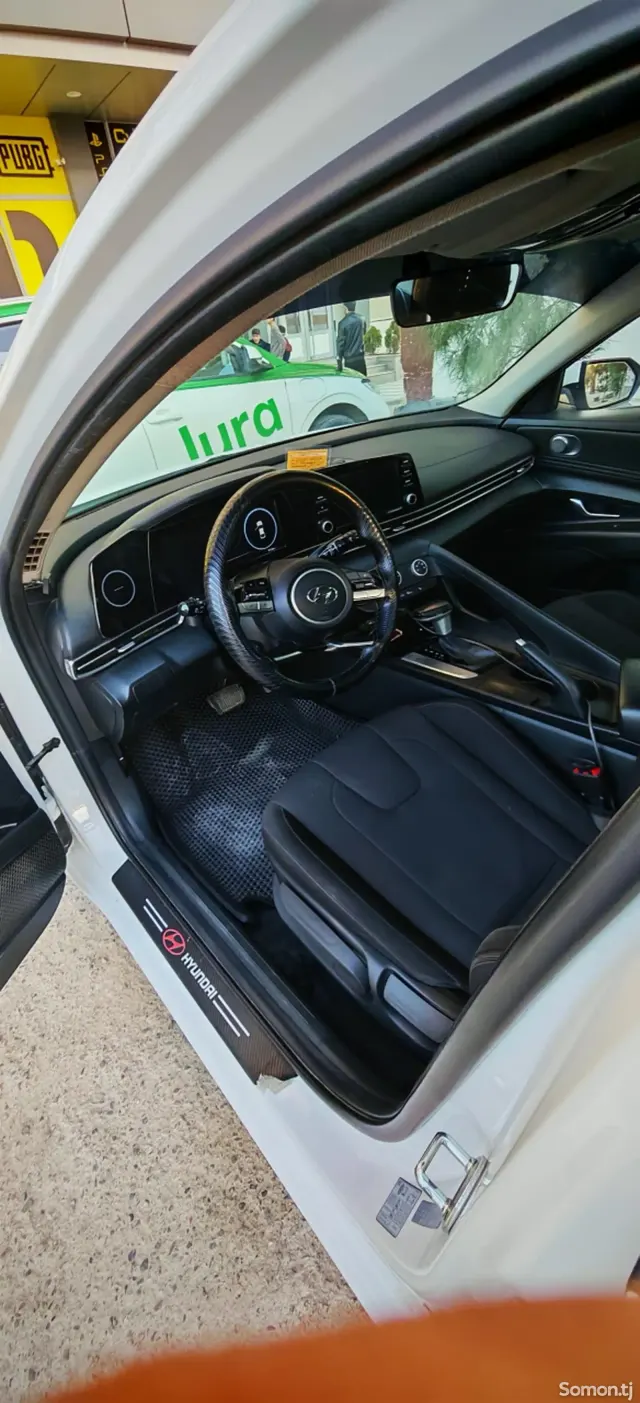 Hyundai Elantra 2023 · 2.0 AT