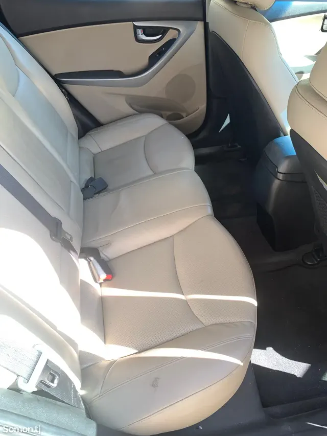 Hyundai Elantra 2015 · 1.8 AT