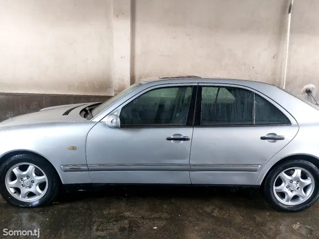 Mercedes-Benz E class 1995 · 2.0 AT