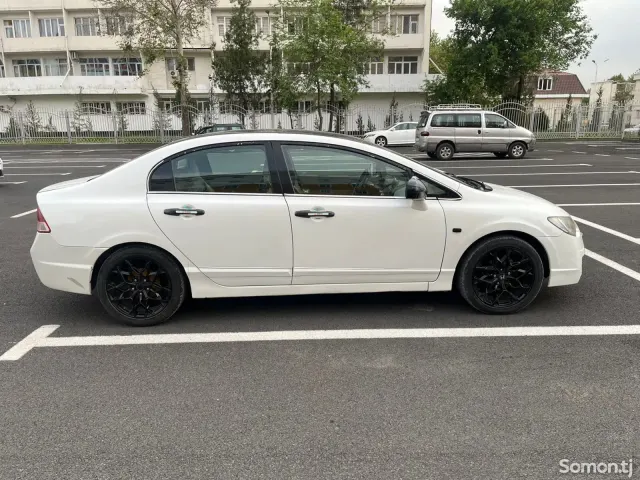Honda Civic 2006 · 1.8 AT