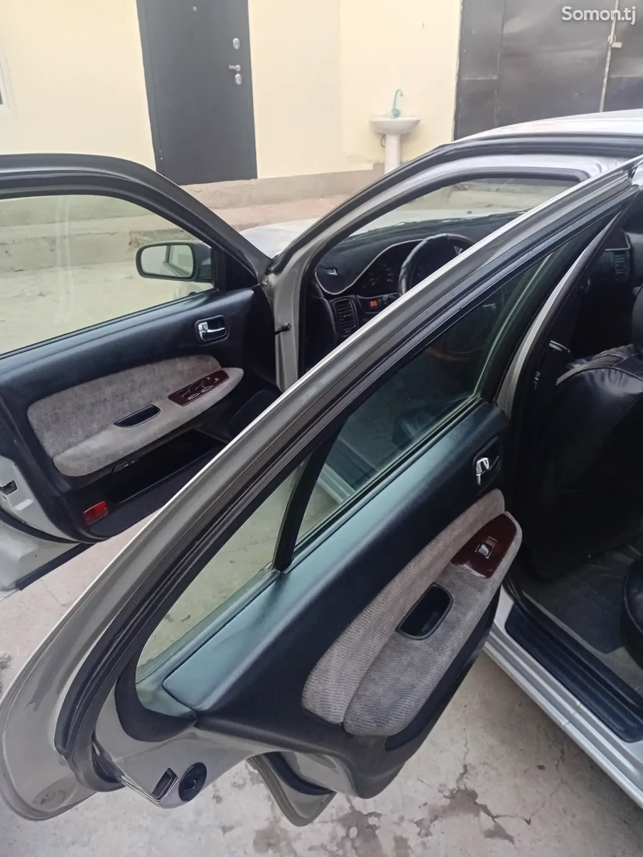 Nissan Maxima 1997 · 2.0 AT