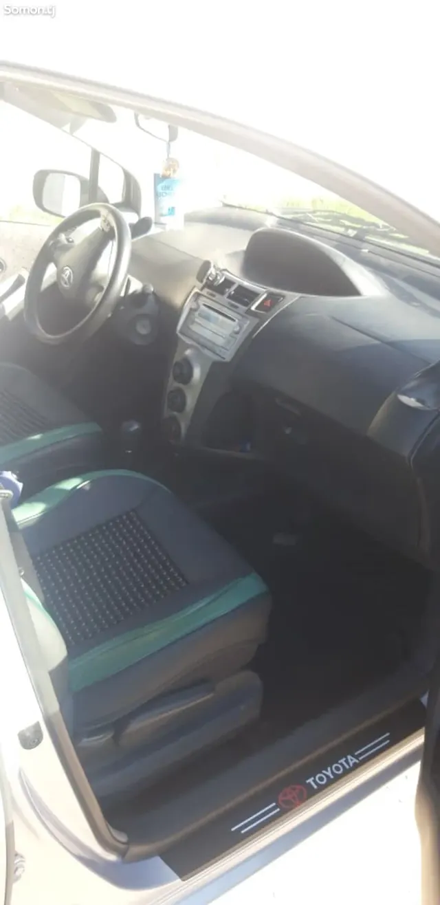 Toyota Vitz 2010 · 1.1 AT