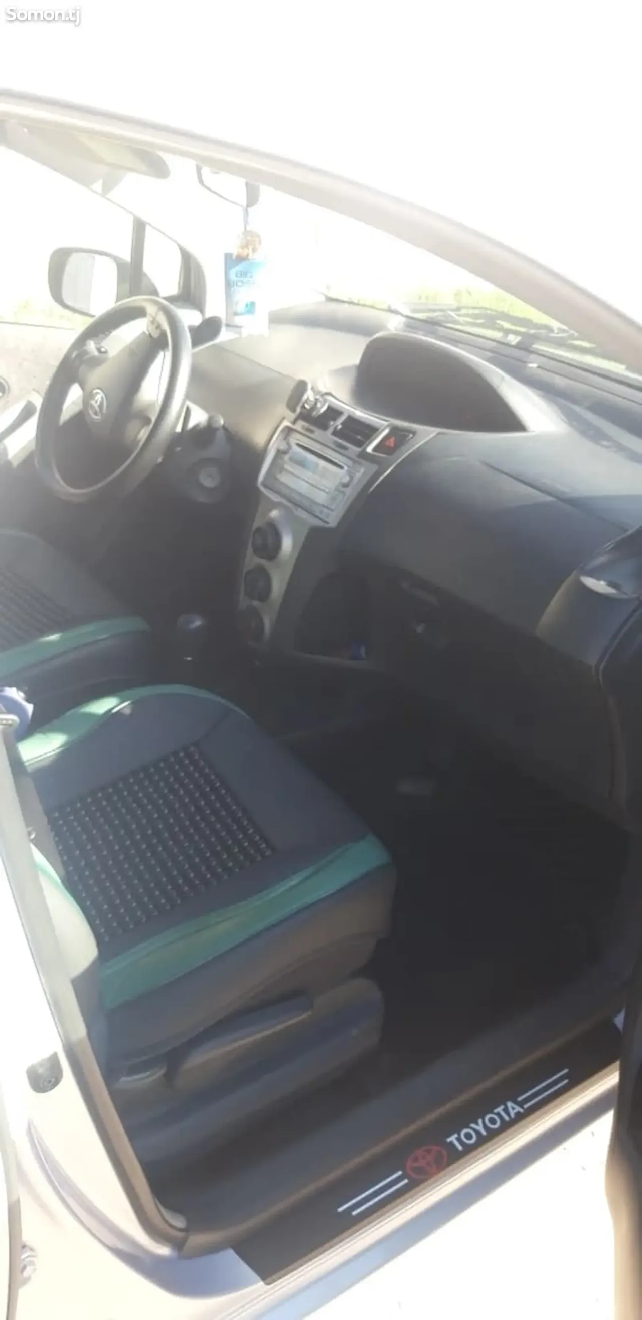 Toyota Vitz 2010 · 1.1 AT