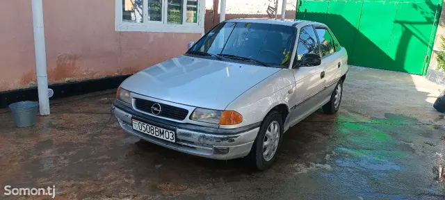 Opel Astra F 1992 · 1.6 MT