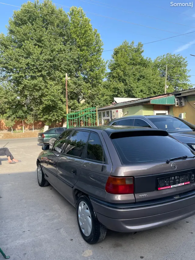 Opel Astra F 1998 · 1.6 MT