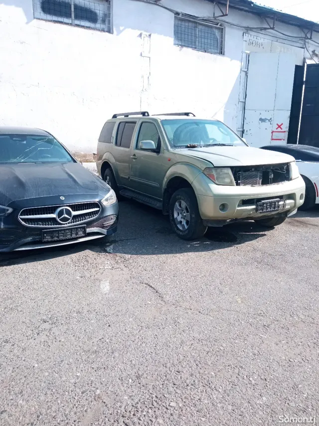 Nissan Pathfinder 2006 · 4.0 AT