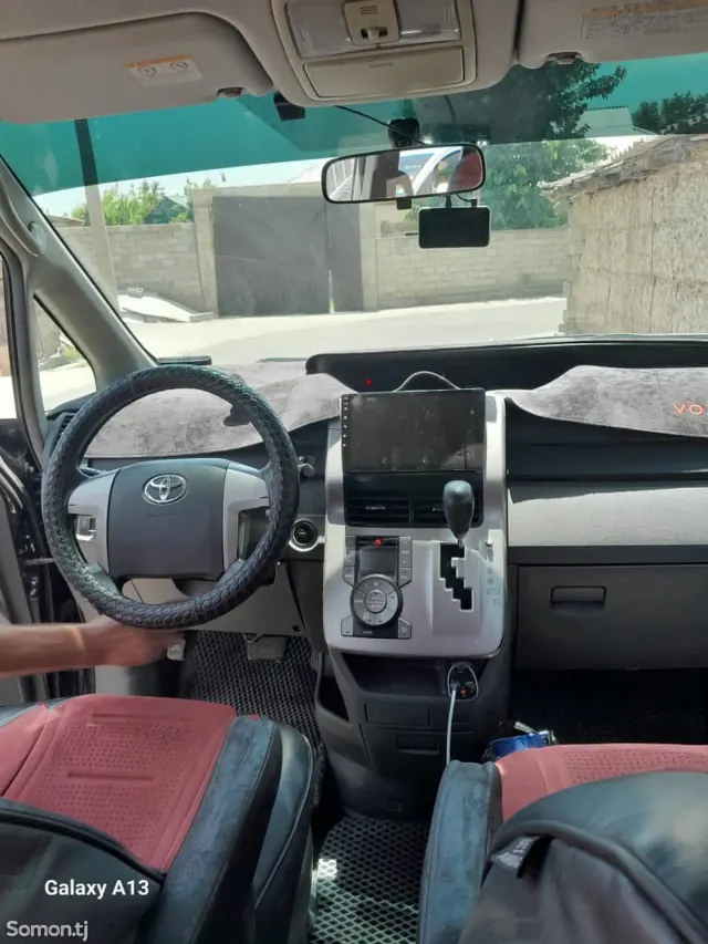 Toyota Voxy 2007 · 2.0 AT