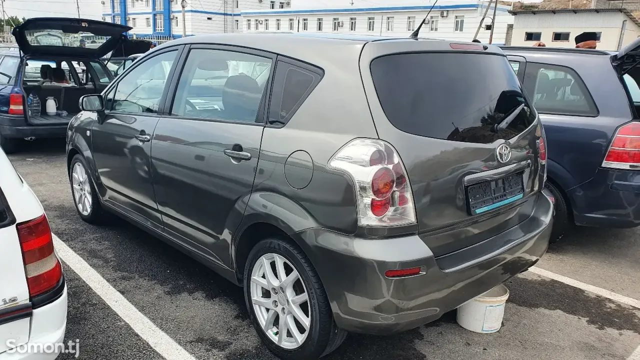 Toyota Avensis Verso 2007 · 2.2 MT