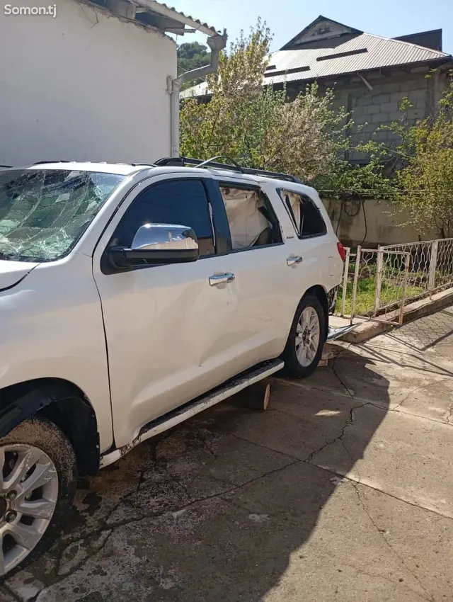 Toyota Sequoia 2013 · 5.7 AT