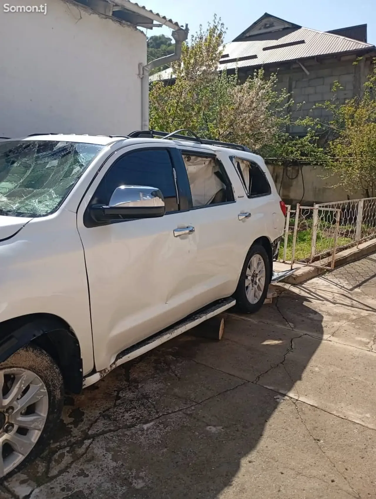 Toyota Sequoia 2013 · 5.7 AT