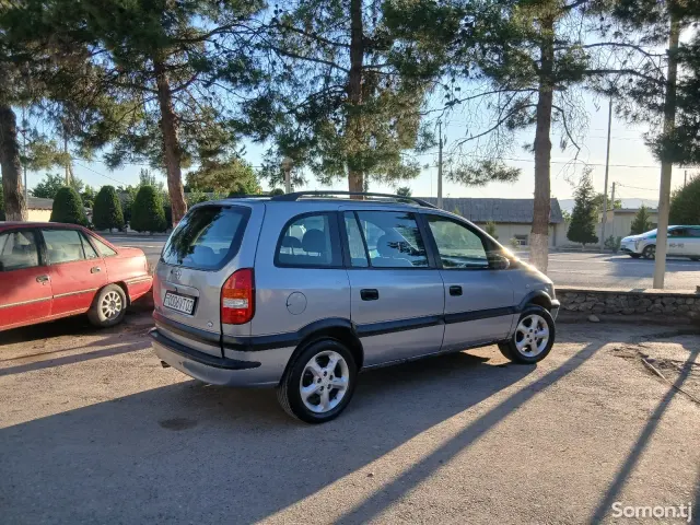 Opel Zafira 2002 · 2.2 MT