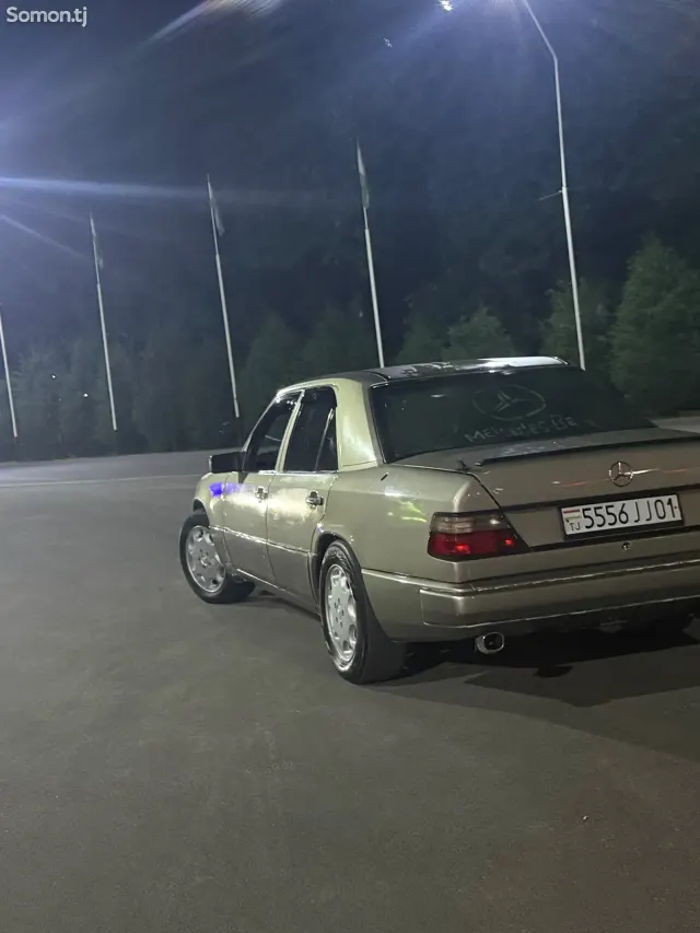 Mercedes-Benz W124 1990 · 2.0 MT